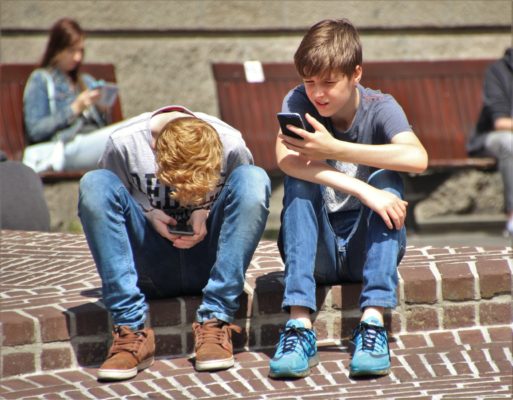niños y teléfonos móviles
